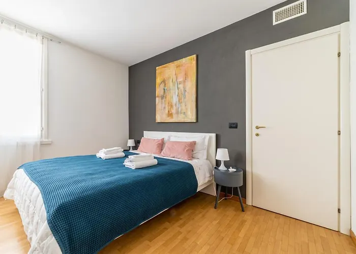 Guesthost - Officina7 Large